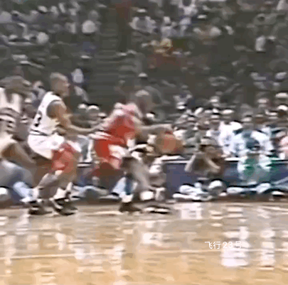 乔丹这个进球太过分了！
乔丹先是摆脱对手，然后在空中滞空，避开防守球员，下坠投篮