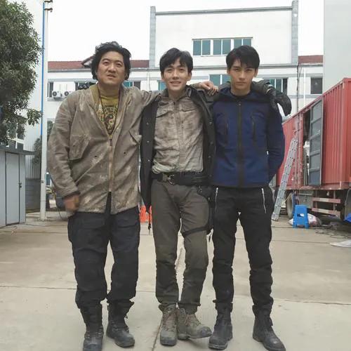 哇，这穿搭挺有男人味的！
左起，陈明昊，朱一龙，黄俊捷
说实话，《重启之极海听雷