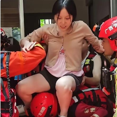 积水过深，孕妇被困家里——走怕滑倒，背怕压肚子。
​两个消防员没废话：一个蹲下当