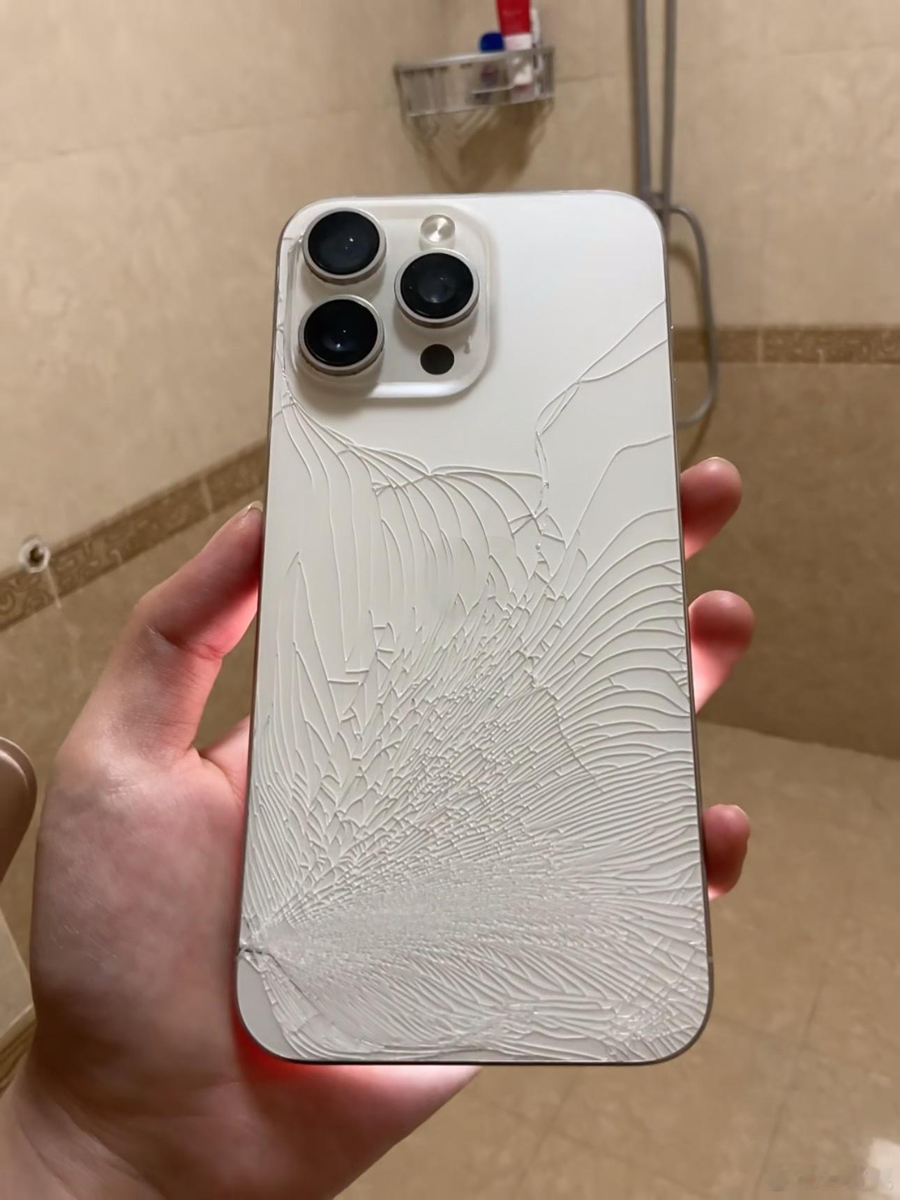 iPhoneAir与17Pro抗弯不抗摔几乎每一个博主都会测试iPhone的抗弯