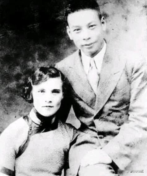 1939年，蒋经国的妻子蒋方良正在屋内行走。突然，她脱光了自己的衣服，歇斯底里地