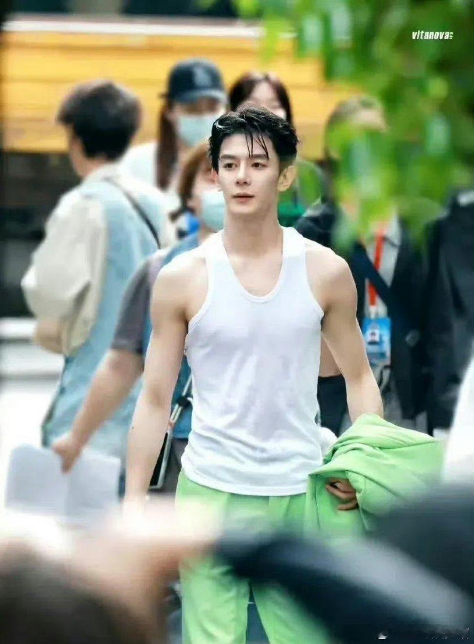 穿的再显身材，一眼望去也只能看到他那突兀的鼻子 ​​​