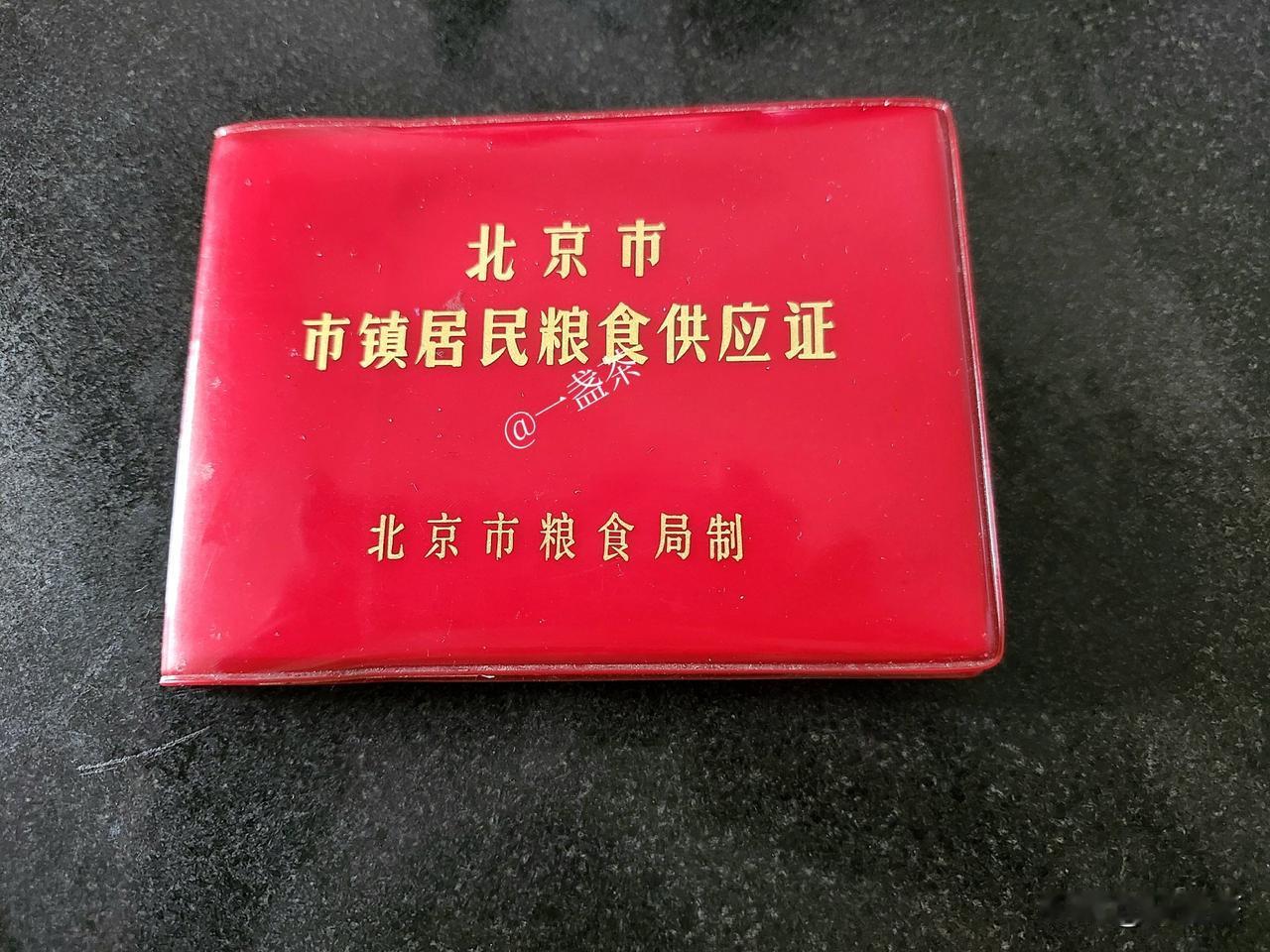 今天收拾我的卧室，从床底下搜出来好几样宝贝。我打算一件一件讲，先从九十年代的铁盒