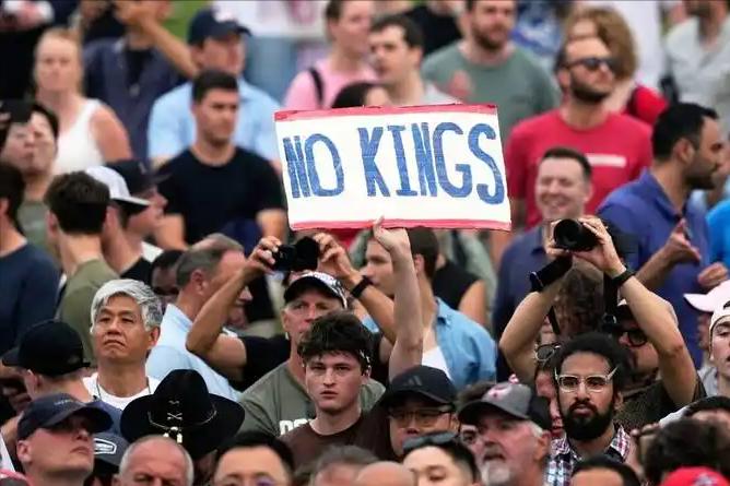 美国900万抗议刷屏！日本怒吼高市下台，全球反战潮藏同一根源。近期全球最震撼的画