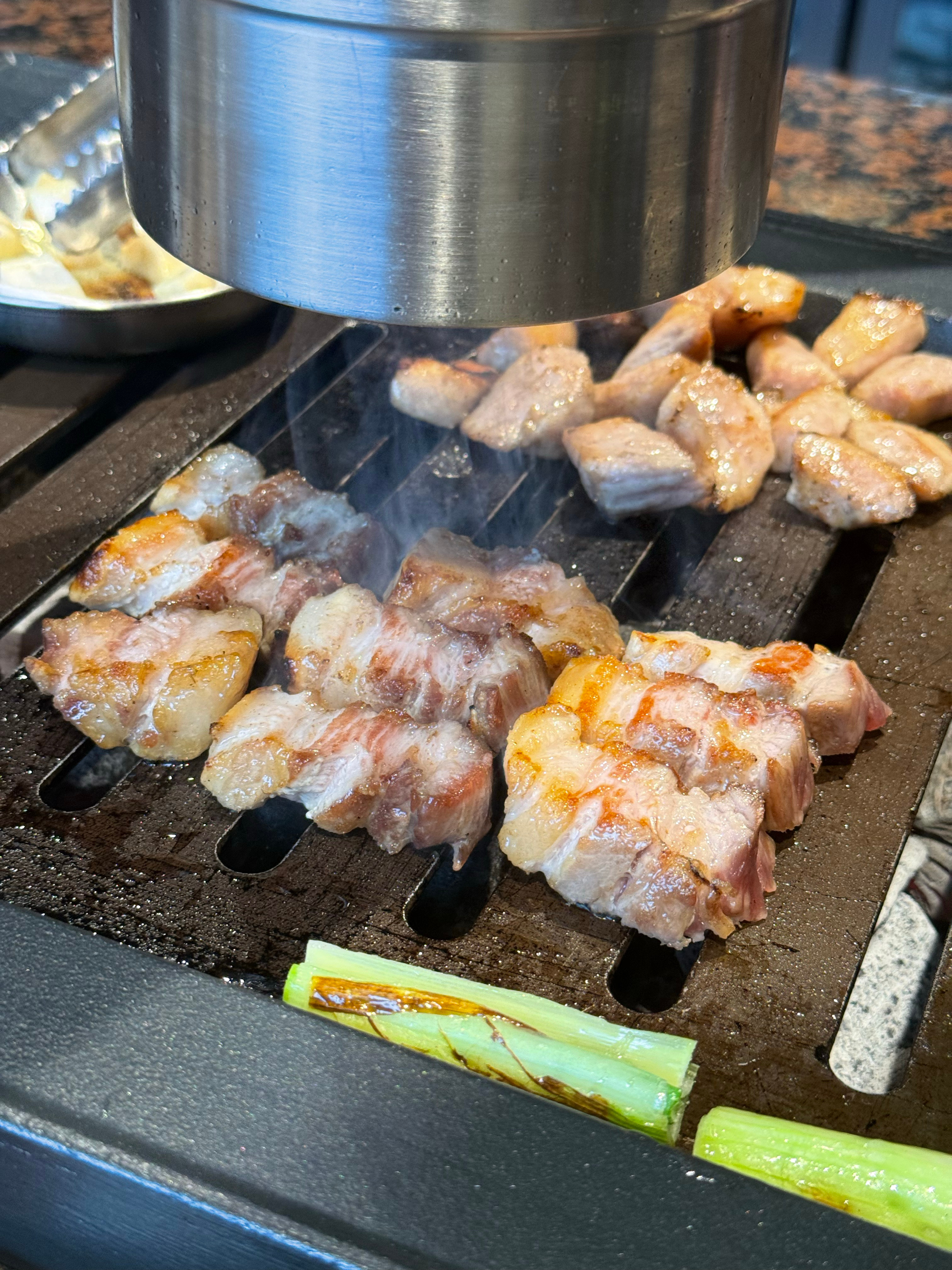 分享一家秀彬同款烤肉店随便进的一家，结果看见🐰签名了他家的熟成五花肉和黄油杏鲍