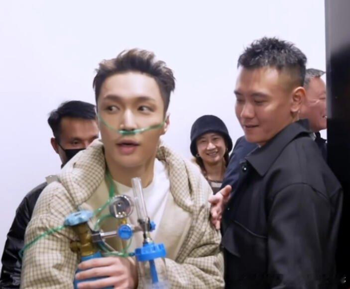 张艺兴吸氧 上一秒还在笑嘻嘻的看宝宝练声下一秒看到宝宝笑着抱着氧气瓶吸氧。这转变
