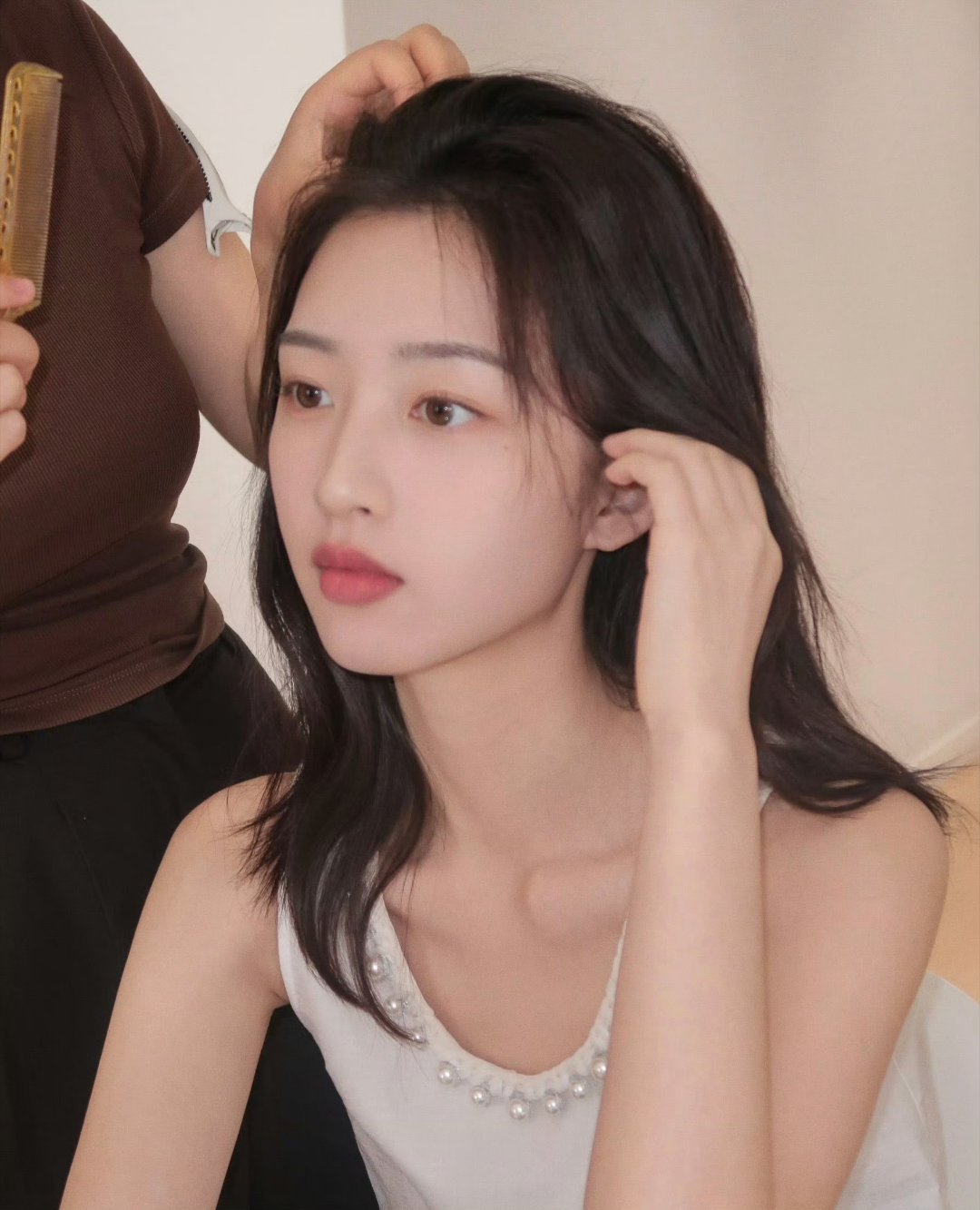 邓恩熙玻璃感初恋妆，这妆容好衬她[送花花] ​​​