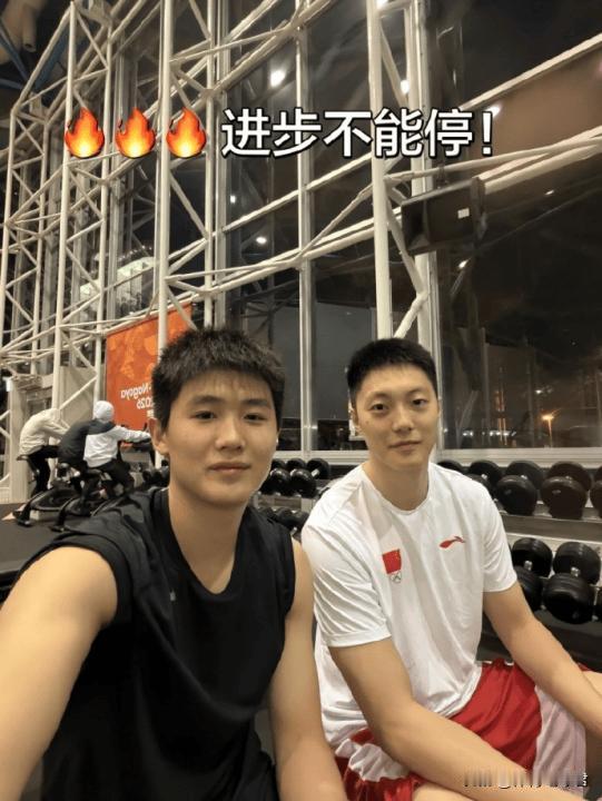 胡明轩真有人缘！
在参加名古屋亚运会期间，中国男篮小将李悦洲向球迷们分享了与胡明
