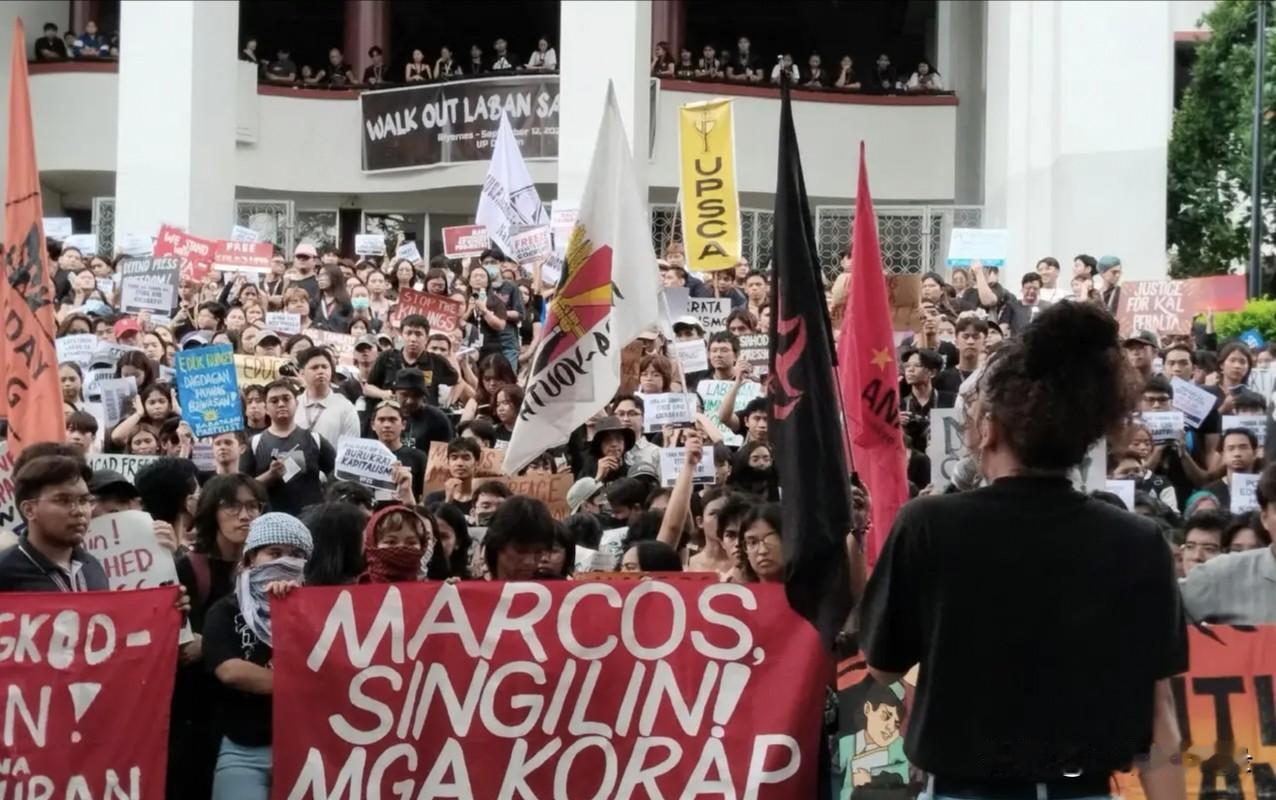 菲律宾首都爆发上万人大规模反腐抗议游行示威活动
菲律宾民众对防洪工程腐败事件深恶