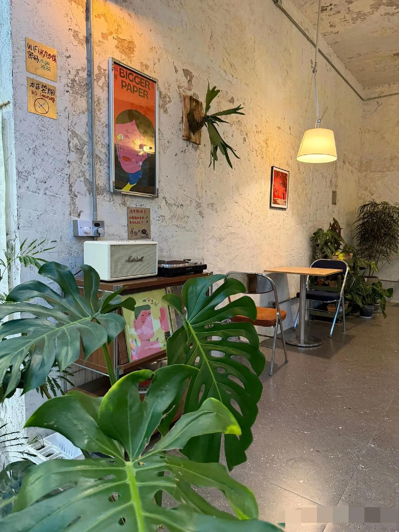 目前带马桶的车主要分三类～原厂量产乘用车里，极石01七座版在扶手箱集成了简易应急