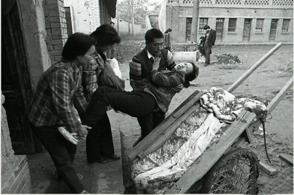 1991年，河南。某乡镇卫生院，刚做完结扎手术的女人。[鲜花] ​​​