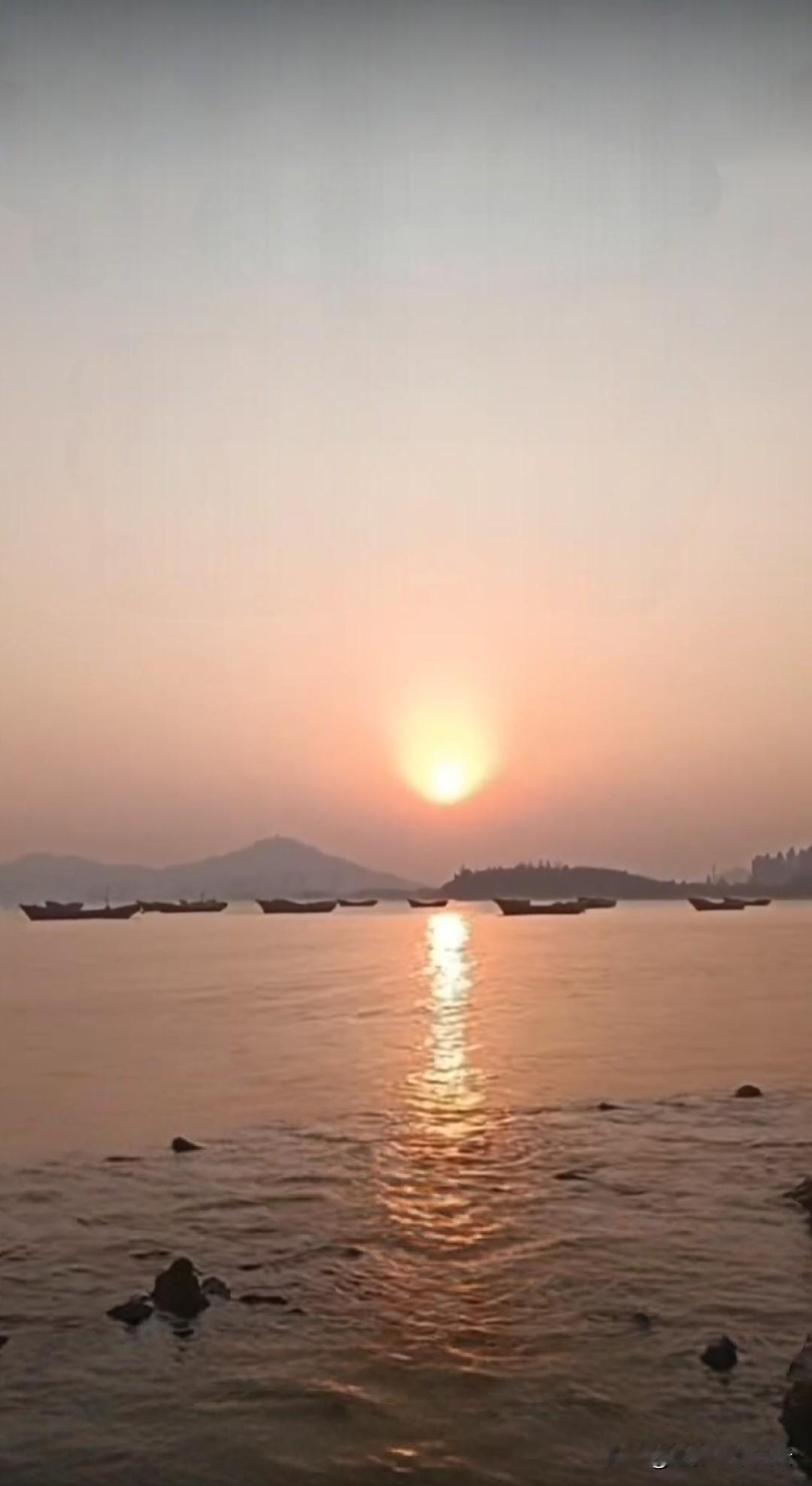 喜欢背影的多姿，
当把背影留给光阴时，
会自信的告诉自己，
一切都会过去；
不回