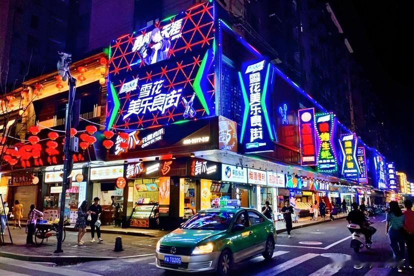 贫穷是相对于富人来说的，
以前说穷是真穷，
毕竟，吃饭都是问题，树皮都被扒光了。