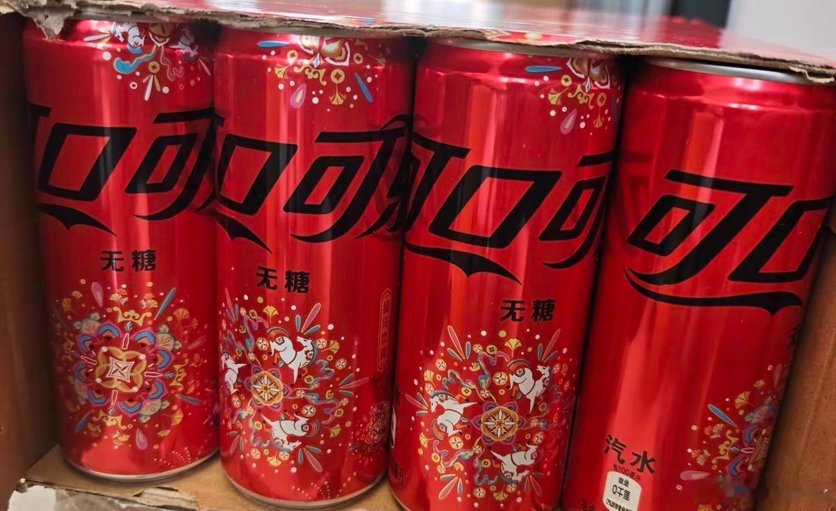 打开可口可乐打开一个很新的年  过年就喝可口可乐马年限定烟花罐侄女说她今天回老家