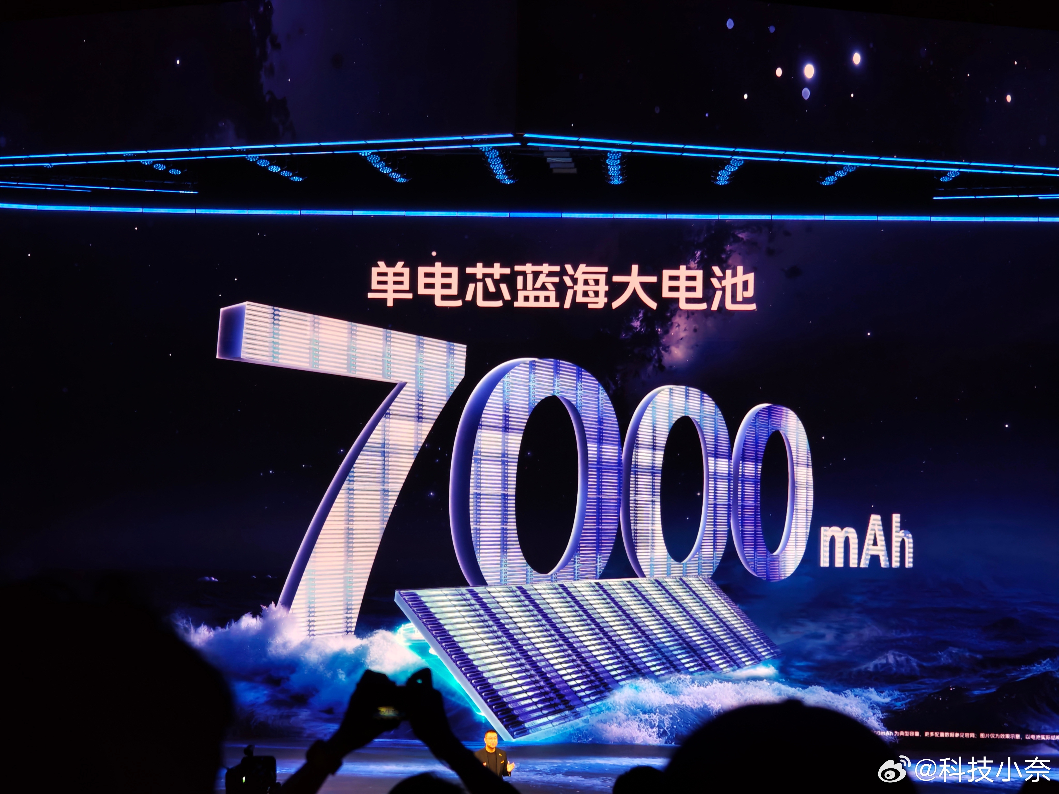 iQOO15 配备一块7000mAh单电芯蓝海电池，支持100W超快闪充及40W