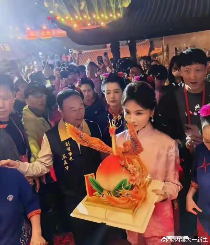 刘涛妈祖诞辰守夜刘涛和妈祖的缘分，早在2012年就已注定。当年《妈祖》选角极其慎