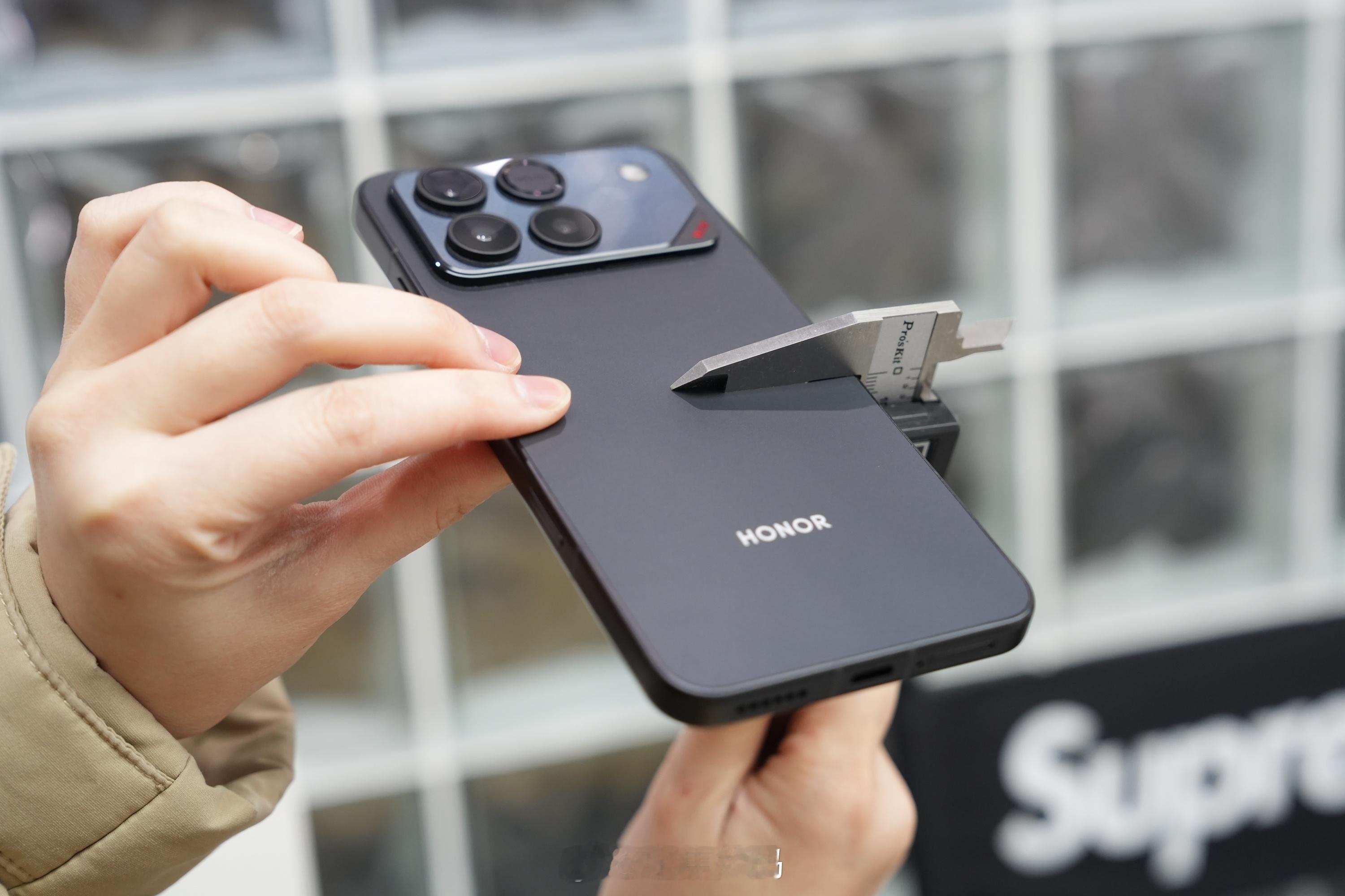 Win厚度 8.3mm... 镜头给得也行，有长焦 你们来点真实评价，荣耀WIN