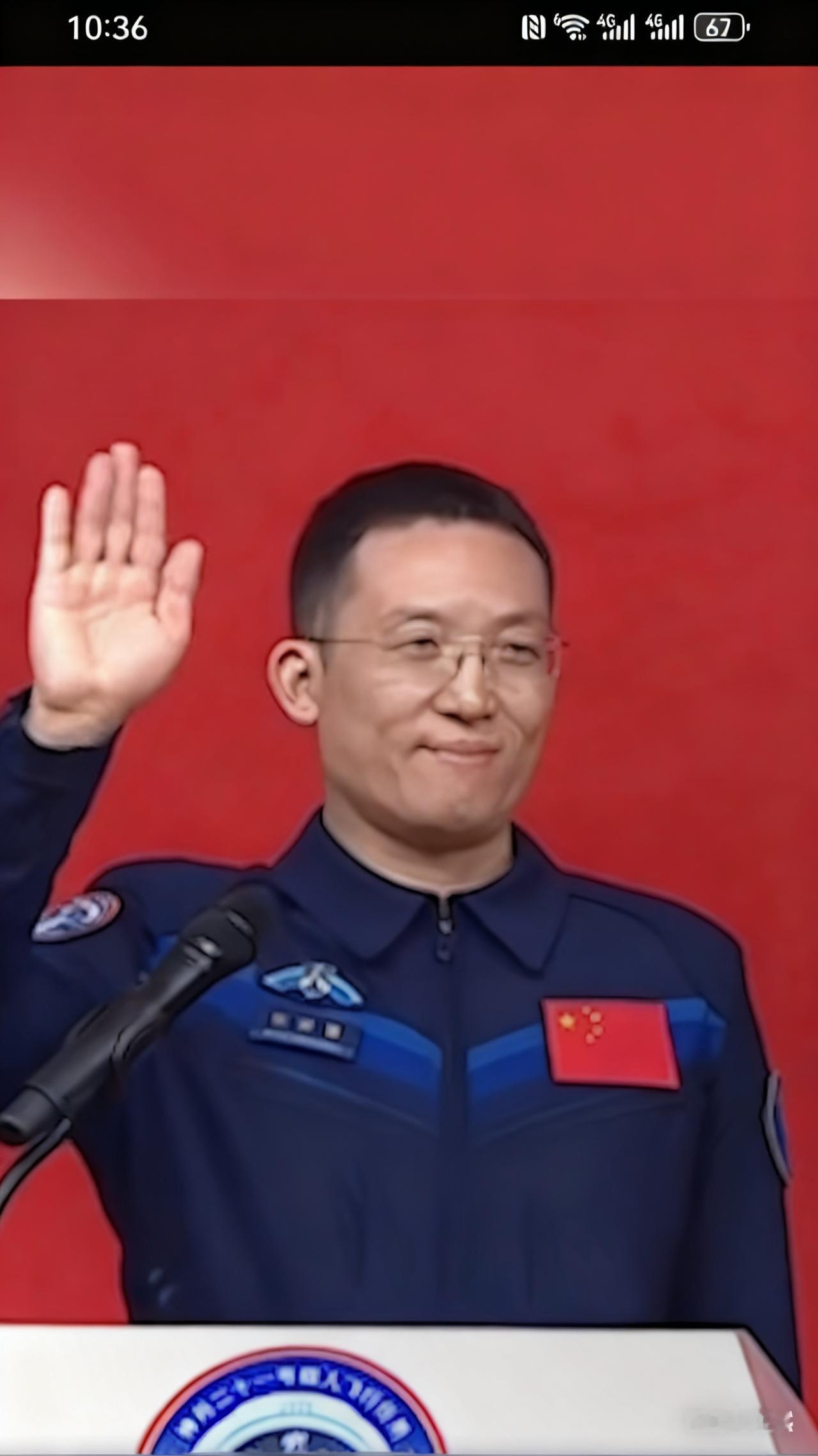 神舟二十一号新闻见面会召开，在媒体和公众面前首次亮相的航天员张洪章，只是招手而没