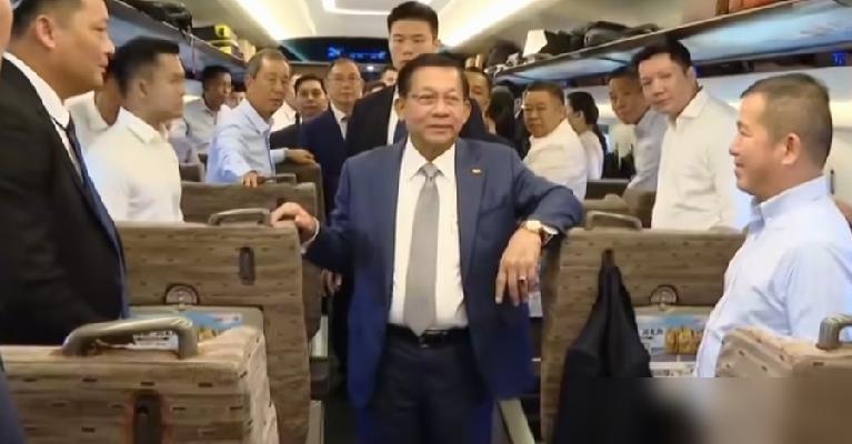 敏昂莱这次来中国，从昆明坐高铁去上海，全程体验了一把中国速度。

我前两年坐沪昆
