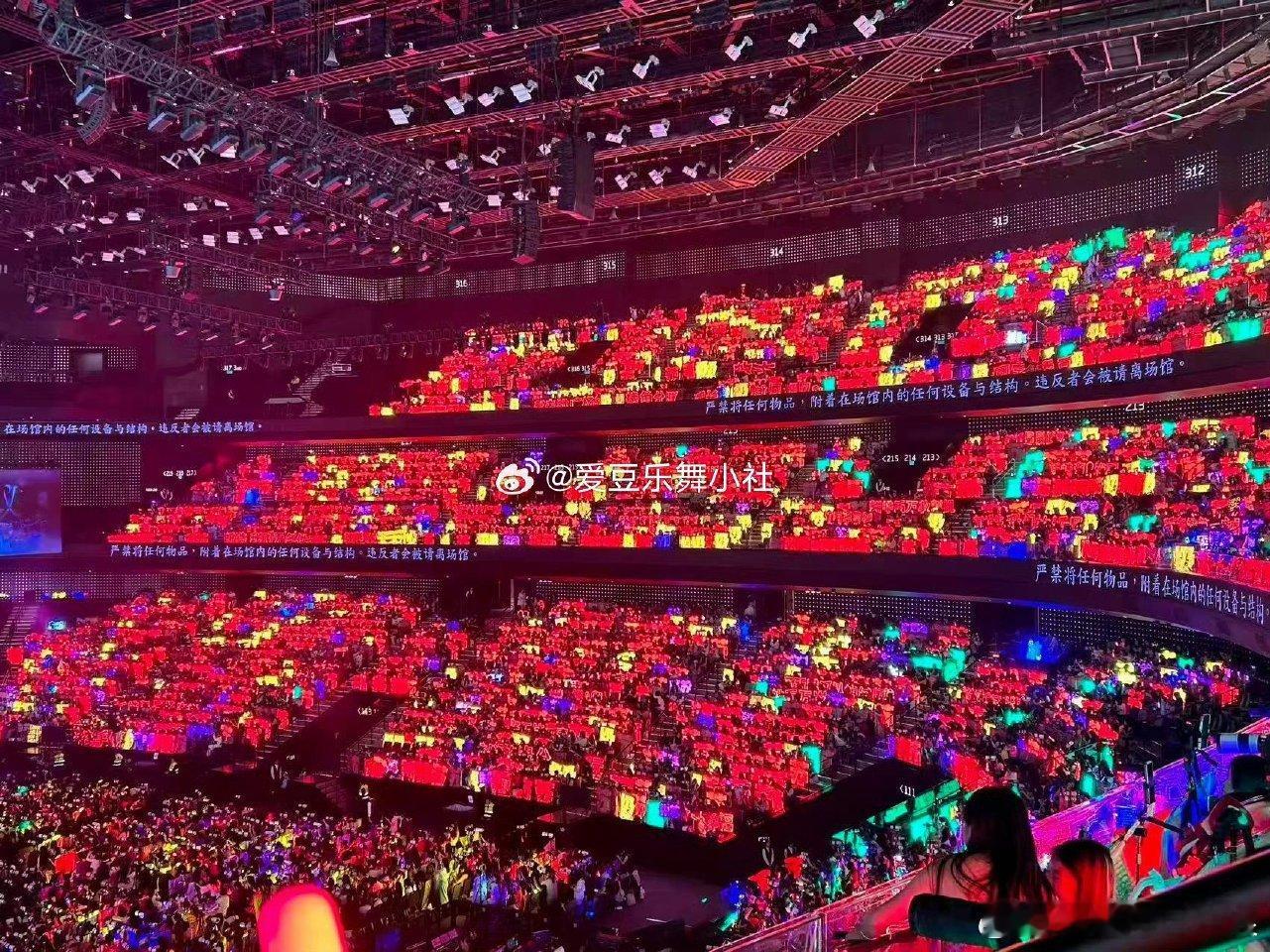 TOP演唱会day2：朱志鑫黄海vs苏新皓红海，来看看谁的灯牌超震撼！ 