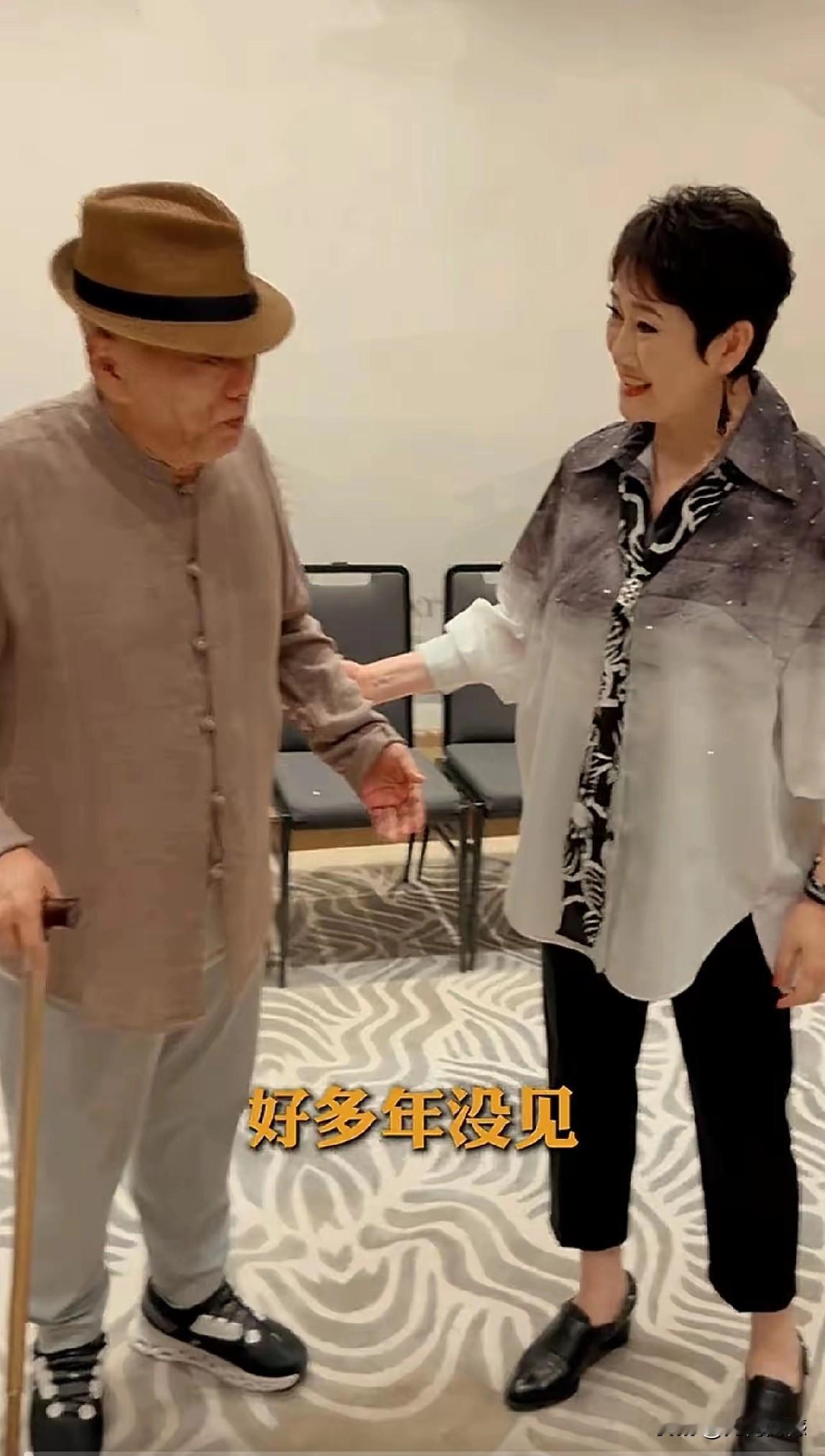 成方圆是我年轻时特别的喜欢歌手，凌峰这个老头，虽然也有点印象，但不是很深刻，感觉
