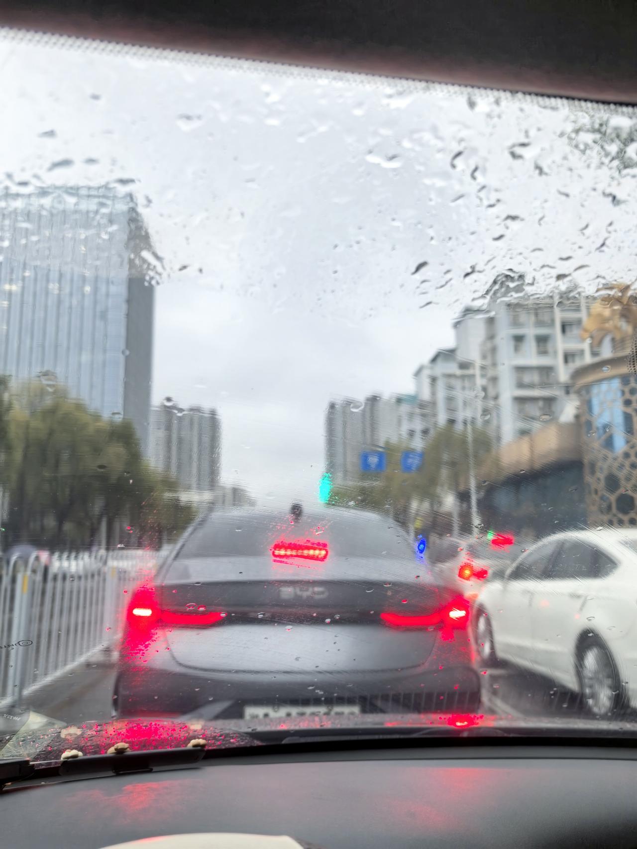 今天又是倒霉的一天。早晨送小孩上学，停路边起步的时候，轻轻碰到了骑摩托车的女司机