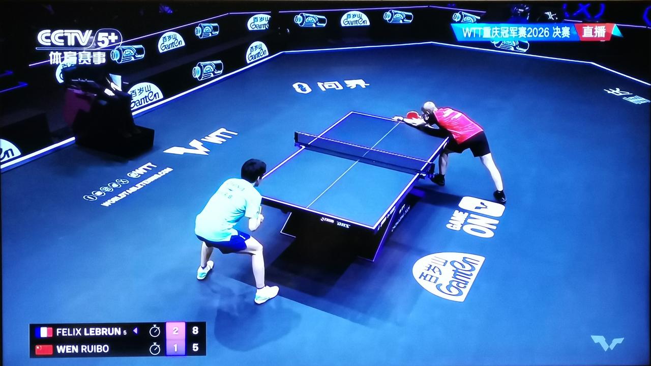 直板反手在中远台处于劣势，把小勒布伦打退台，打其反手，压制其速度。