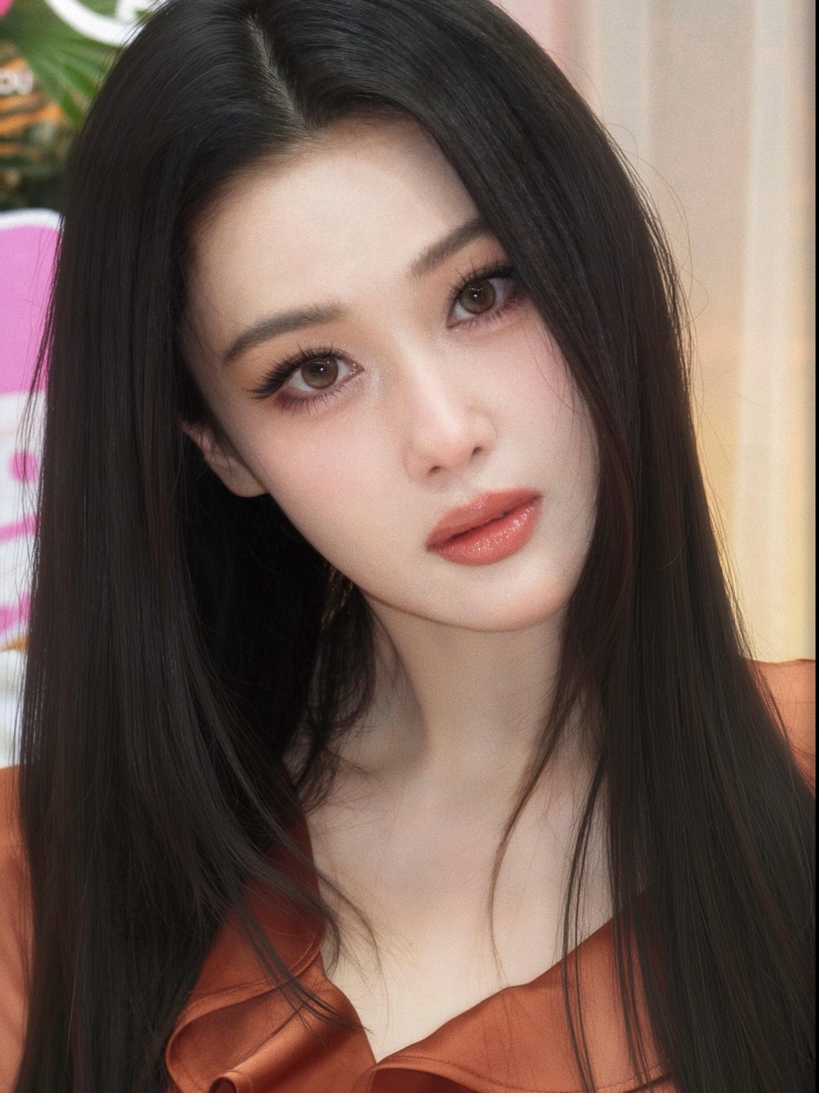 张馨予这回应太真实了，拍照吸肚子原来女明星也干这事儿。看到微博里她大方承认“确实