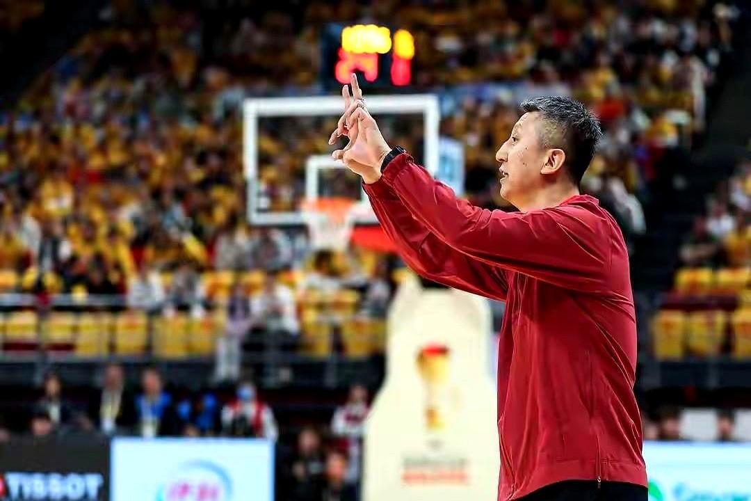 中韩男篮这场球看完，评论区直接吵翻了！都说身高不行防守就差？韩国队这波操作直接打