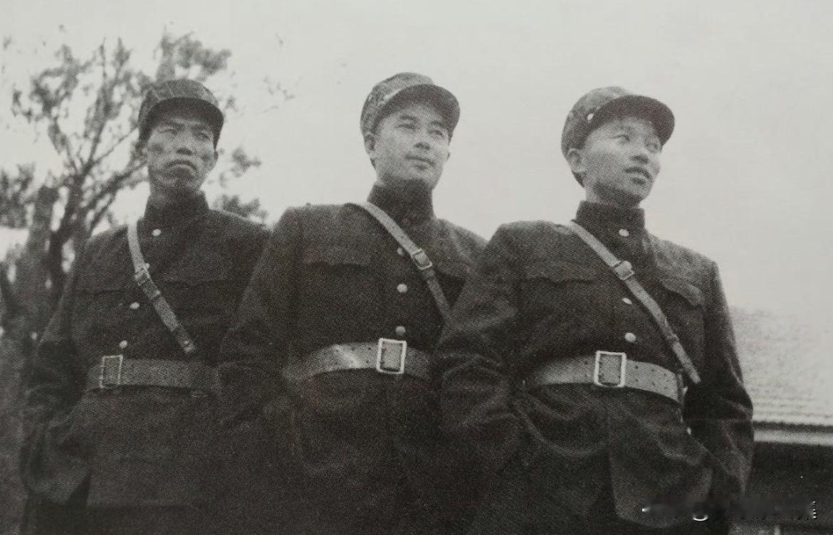 1950年，抗美援朝战争中，中国人民志愿军第38军核心指挥班子合影，左起：军长梁