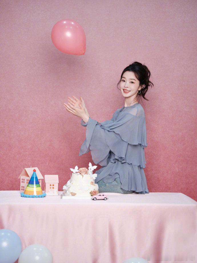 宋轶36岁生日发文宋轶生日晒照 宋轶36岁生日发文，粉粉的背景加上那些小装饰，让