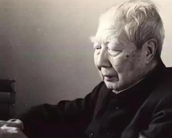 1950年，数名开国元勋联名向中央提出请求，寻找一位“代号OX”的国民党狱警，找