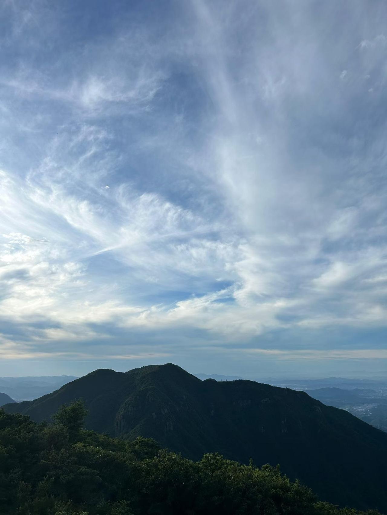 随手发一张天空照远山衬着漫卷云朵，抬头望见的天空，总能抚平心底所有浮躁。随手发一