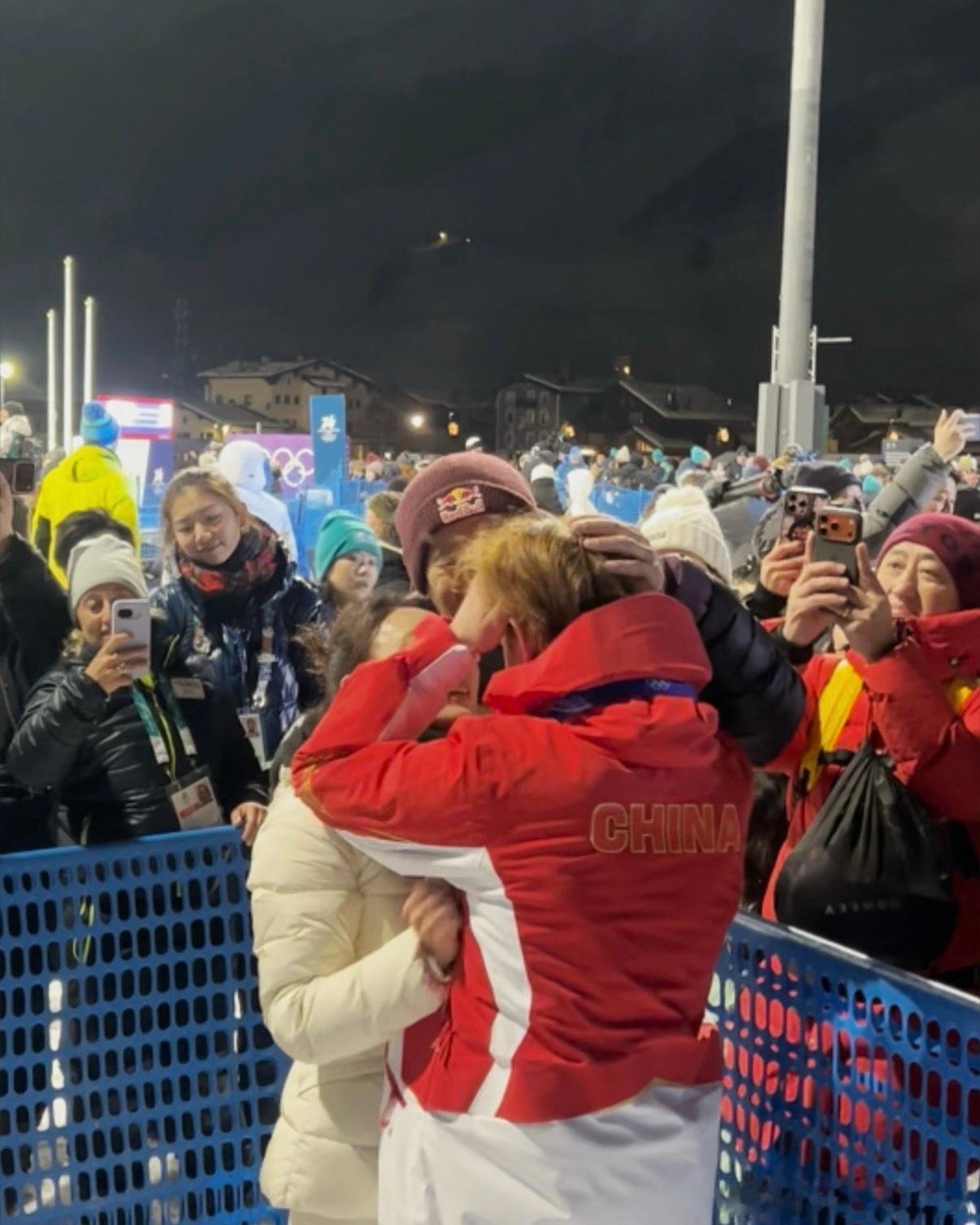 苏翊鸣感谢世界上最好的父母赛场之上光芒万丈，背后永远是家人的温柔托举。苏翊鸣感谢