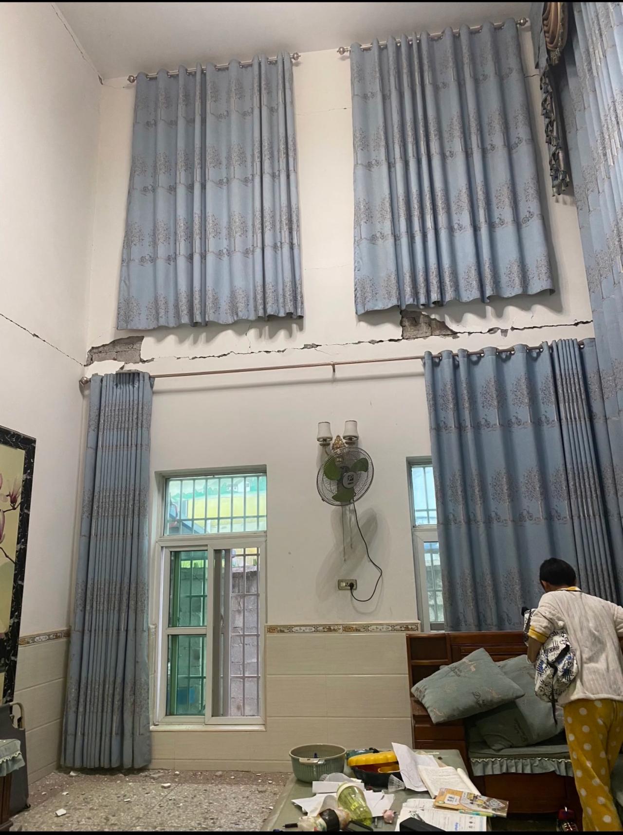 前几年我花200万建的房子，就成危房了。

5月18号柳州地震，5.2级。

我