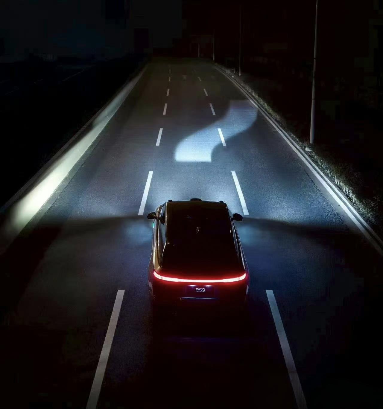 ES9公布43项技术首创
蔚来ES9又有一个“随动大灯”
这是随动大灯还是投影光