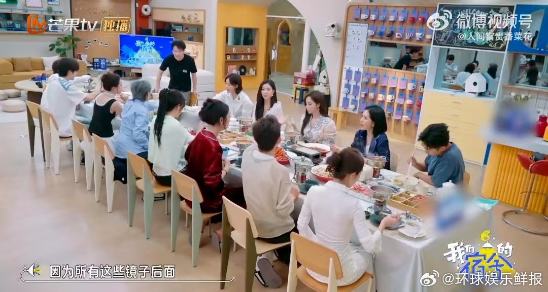 侯佩岑和摄影大哥互动已成肌肉记忆我们的宿舍 侯佩岑在《我们的宿舍》里也太有同理心