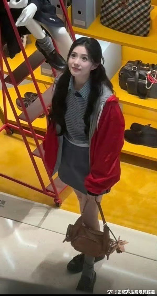 刘浩存好明媚 明媚的MiuMiu女神刘浩存闪耀深圳[点赞][点赞]真的好喜欢浩存
