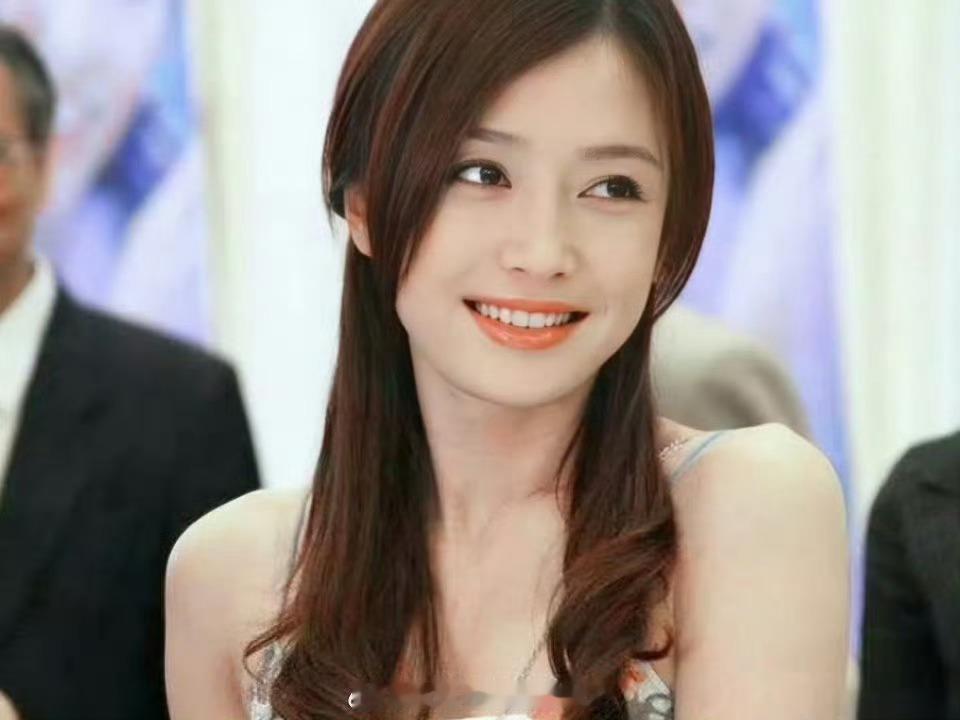 秦岚长发幻视绿萍了秦岚长发姐姐回归了谁被雨中长发秦岚美晕！缎面长裙柔光十足，长发