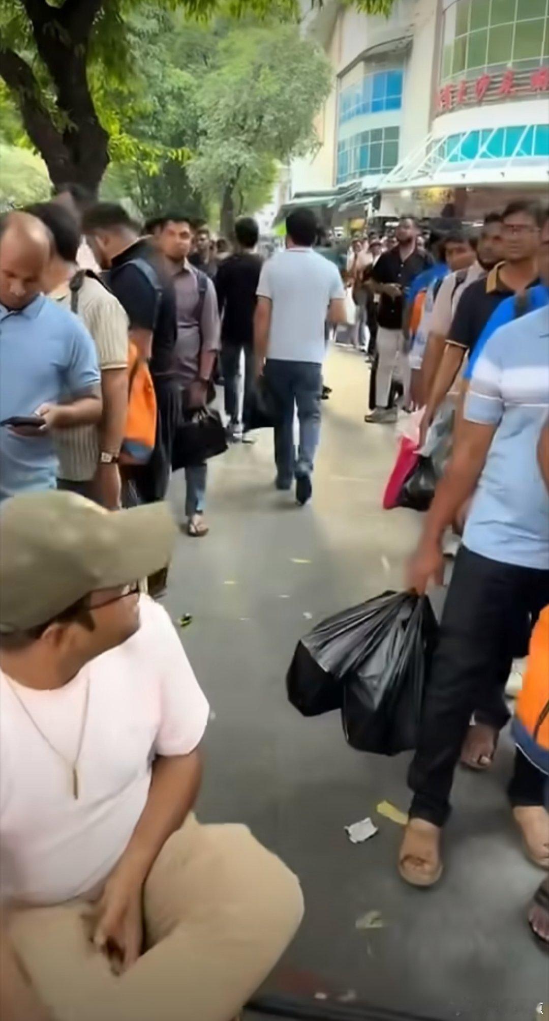 又一批印度人来了，大家看他们是来旅游的还是来务工的？ 