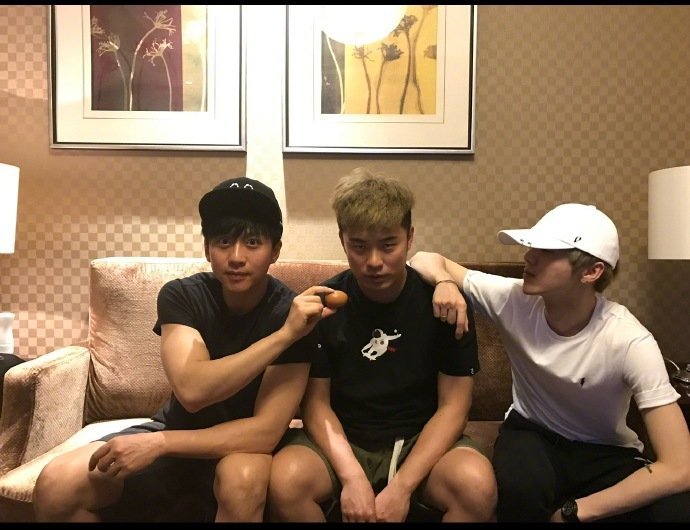 邓超鹿晗陈赫复刻合照邓超鹿晗陈赫合照上新 邓超鹿晗陈赫复刻合照，咱就说终于看到三