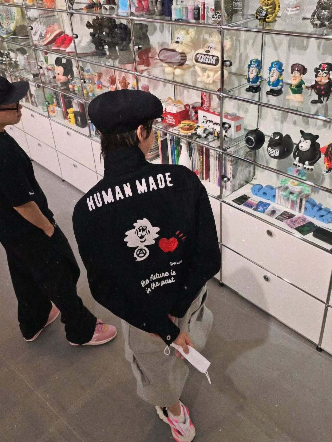 又像老干部背手手了