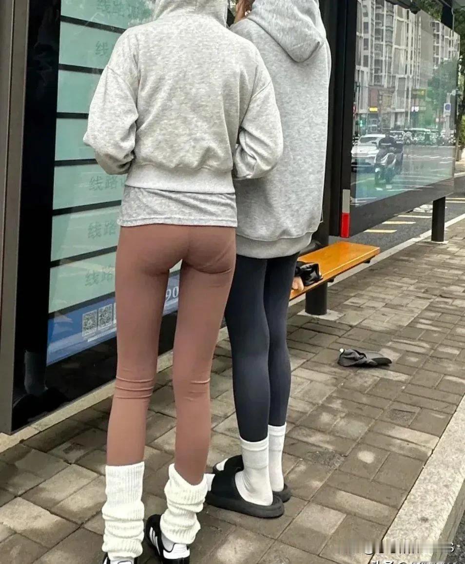 说实话，这几年看到很多女性这样穿，我真是搞不懂为啥流行这种风格。说真的，感觉有点