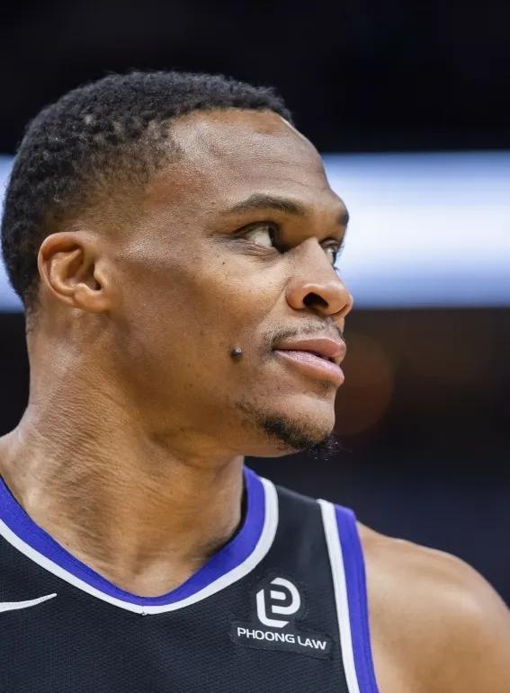 能防住杜兰特的后卫，全联盟只有一个。
不是托尼·阿伦，不是科怀·伦纳德。
数据显