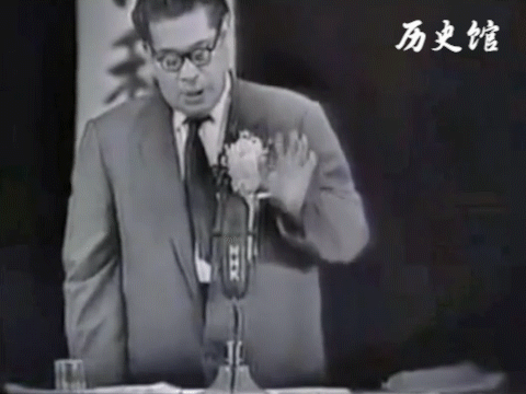 下图是1960年10月12日日本17岁右翼青年山口二矢刺杀日本社会党领袖浅沼稻次