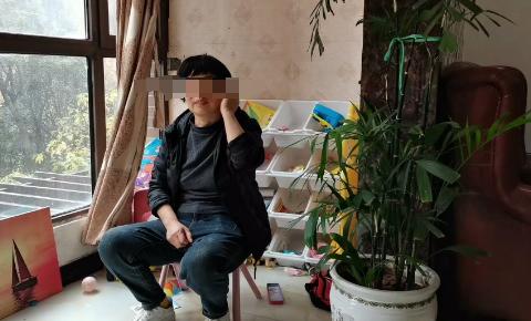 我婆婆在家过得就像女皇一样，她自己说了她有1700块钱的退休金，她是对家里有贡献