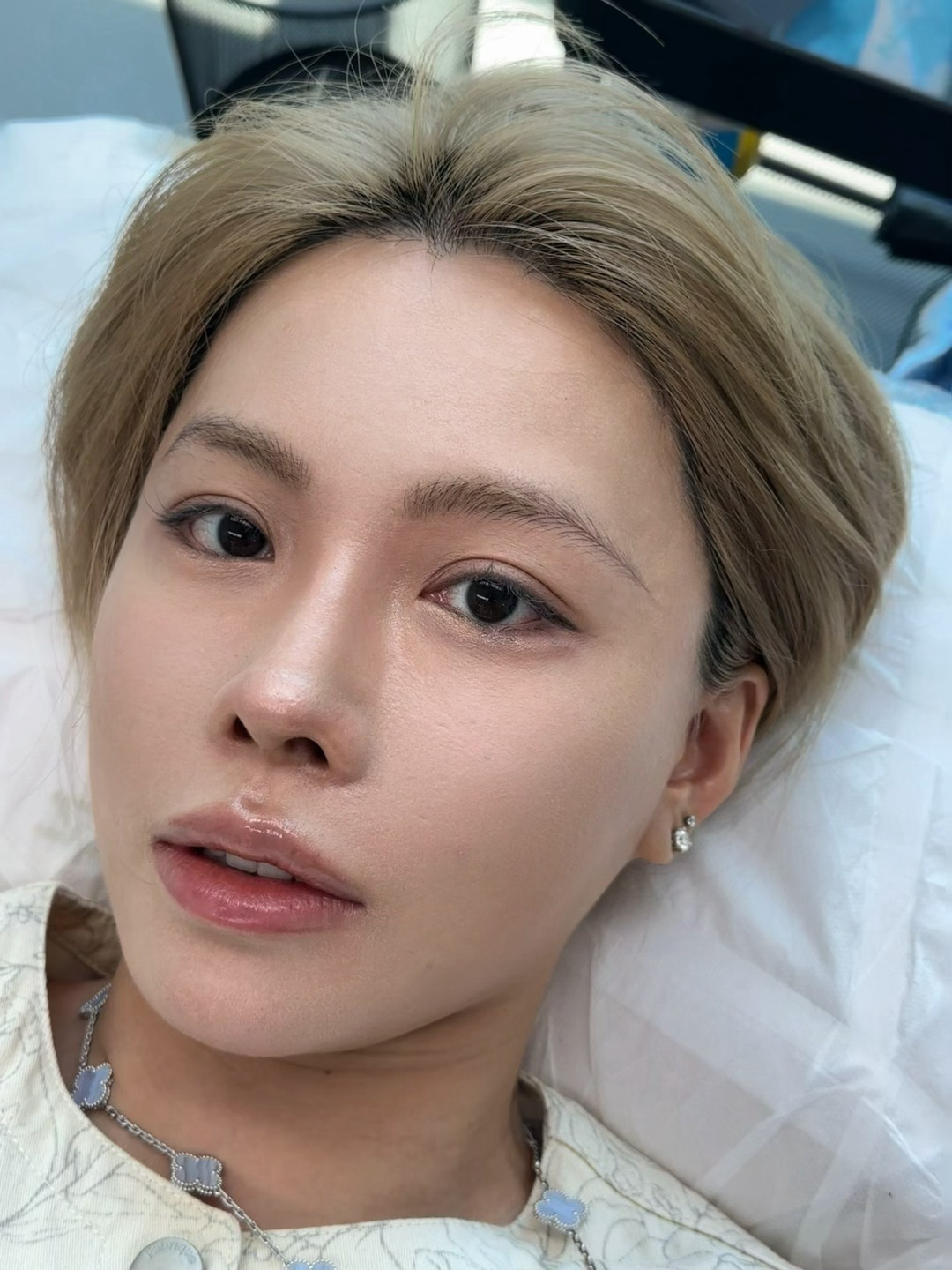 报告大家：我打算去纹眉。请大家踊跃提意见！图是给我设计的一次性的眉毛。我的需求：