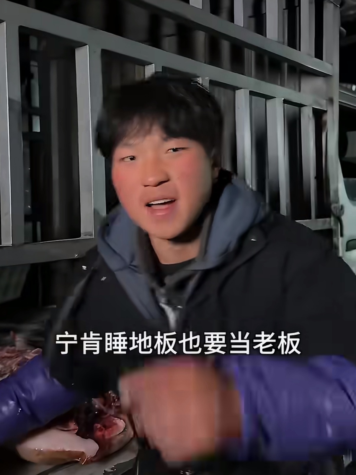 父母再生7弟20岁小伙直言扛不动这种事情不值得歌颂，更不值得同情，父母只管生不管