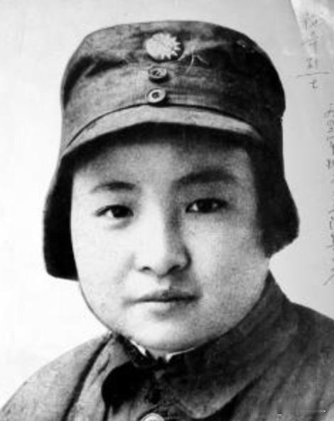 1941年，施奇不幸落入敌人之手，在被俘一年后，敌人残忍地决定将她活埋，可就在泥