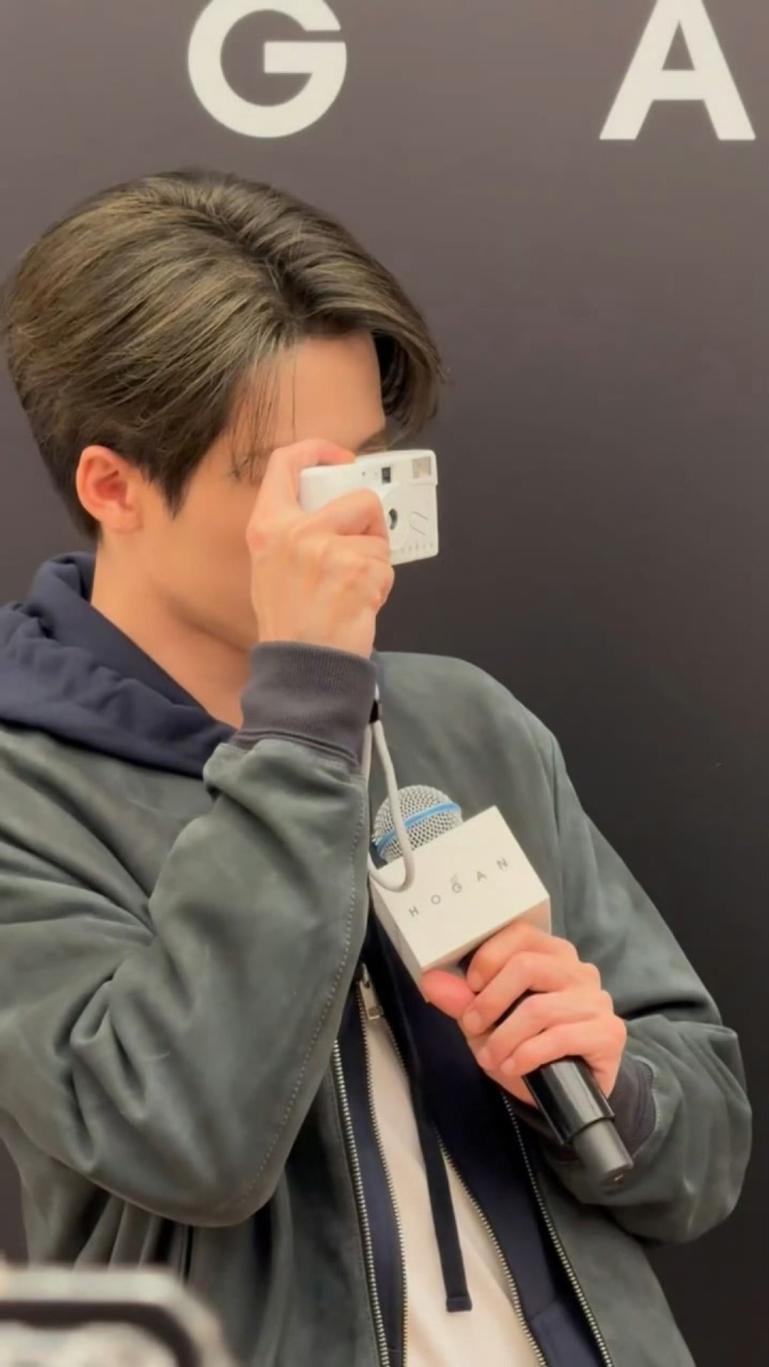 檀健次 × 今日 HOGAN 线下活动，卫衣夹克随性叠穿，完全男大风，全球代言人